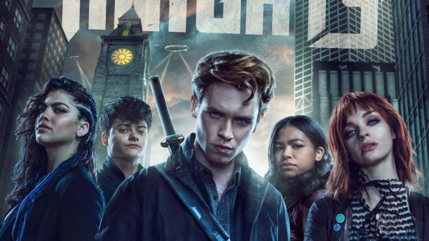 Das Poster für „Gotham Knights“ zeigt eine Gruppe junger Held:innen vor der Skyline der Stadt.