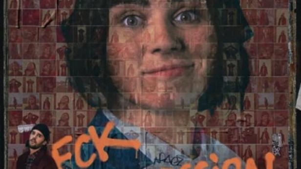 Ein Mann steht vor einem Plakat der Band „The Mopes“ mit dem Slogan „FCK DEPRESSION“.