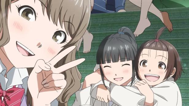 Mehrere junge Frauen posieren für ein Gruppenfoto, einige tragen Judoanzüge.