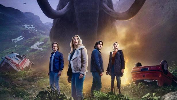 Das Filmplakat zu „La Brea“ zeigt eine Gruppe von Menschen vor einem Mammut und zerstörten Fahrzeugen.