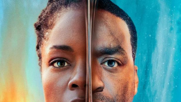 Das Filmplakat für „The Man Who Fell to Earth“ zeigt zwei Gesichter, die durch eine Linie geteilt sind.