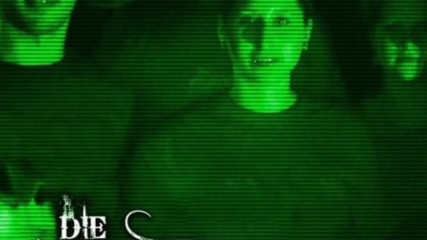 Das grüne Nachtsicht-Filmplakat für „Die Geisterakten“ zeigt vier Personen.