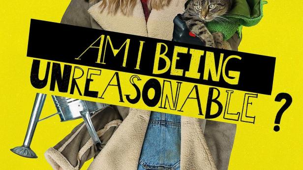Das Poster für die Fernsehserie „Am I Being Unreasonable?“ zeigt zwei Frauen und eine Katze vor gelbem Hintergrund.