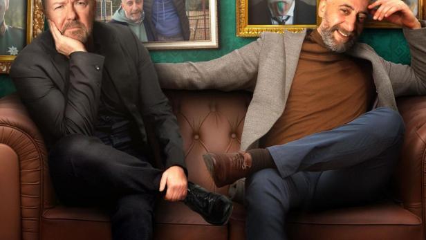 Das Filmplakat für „German Genius“ zeigt Ricky Gervais und Bastian Pastewka auf einer Couch.