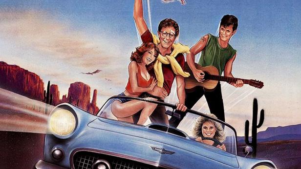 Das Filmplakat für „Roadhouse 66“ zeigt eine Gruppe junger Leute in einem blauen Oldtimer-Cabriolet.