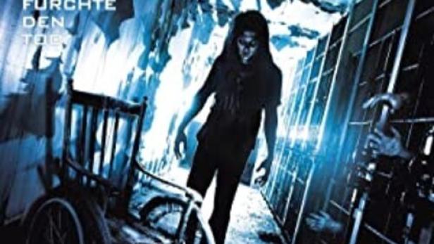 Das Cover des Films „Paranormal Investigations 10: American Poltergeist“ zeigt einen Geist und einen Rollstuhl.