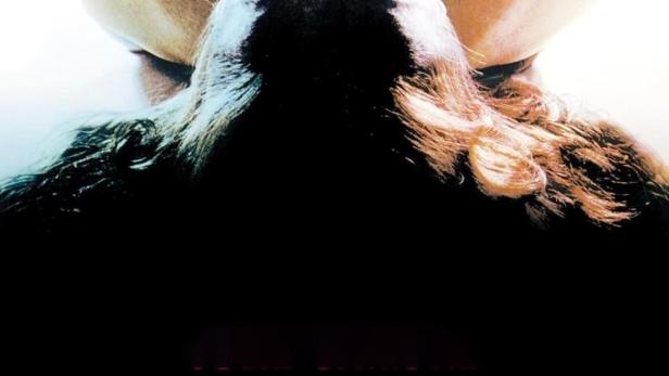 Das Filmplakat für „Des Teufels Saat“ zeigt eine Frau, die nach oben blickt.