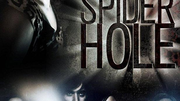 Das Filmplakat für „Spider Hole“ zeigt eine gefesselte Frau und eine Gruppe von Personen mit Taschenlampen.