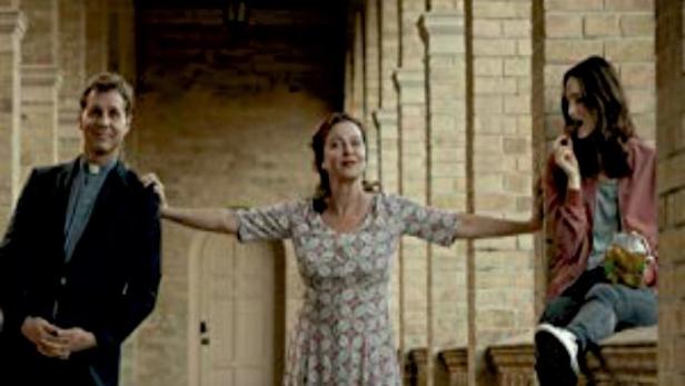 Das Filmplakat zu „Chaos Queens – Ehebrecher und andere Unschuldslämmer“ zeigt drei Personen in einem Gang.