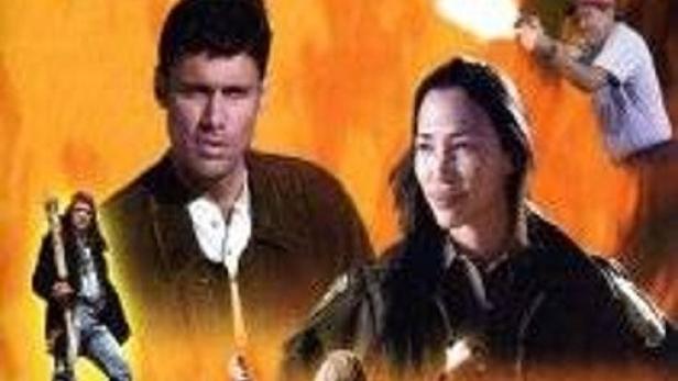 Das Filmplakat für „Navajo Blues“ zeigt Steven Bauer und Irene Bedard vor einem orangefarbenen Hintergrund.