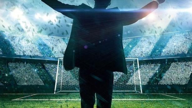 Das Filmplakat für „Rudi Assauer – Macher, Mensch, Legende“ zeigt Assauer im Fußballstadion.