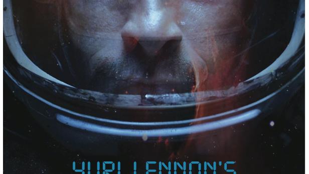 Ein Filmposter für „Yuri Lennon's Landing on Alpha 46“ zeigt das Gesicht eines Astronauten im Helm.