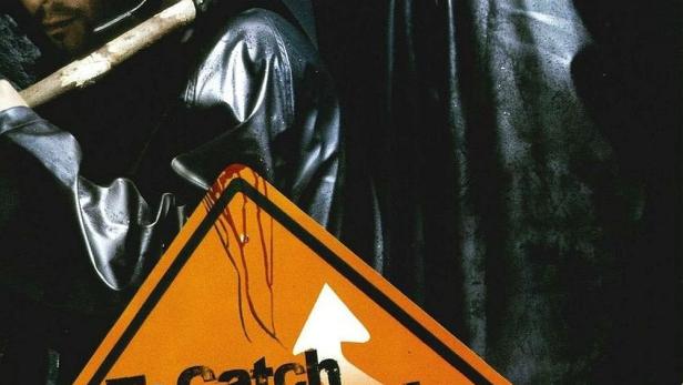 Das Filmplakat für „To Catch a Virgin Ghost“ zeigt zwei Männer mit Werkzeugen vor einem Warnschild.