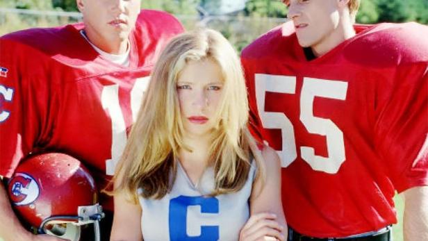Das Filmplakat für „Stand Against Fear“ zeigt eine Cheerleaderin zwischen zwei Footballspielern.