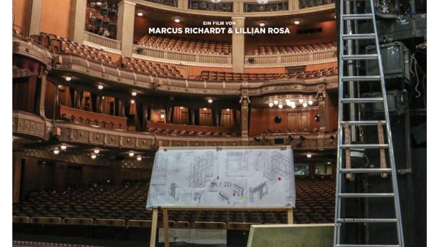 Das Filmplakat für „Das Haus der guten Geister“ zeigt eine Opernbühne.