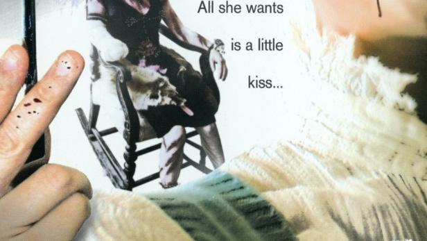 Das Filmplakat für „Black Kiss“ zeigt eine Frau mit Blut im Gesicht und eine weitere mit Katzenohren.