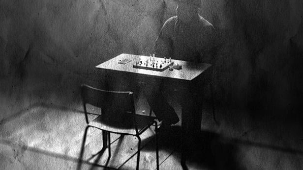 Das Filmplakat für „Die Unsterbliche Partie“ zeigt einen Mann, der in einem düsteren Raum Schach spielt.