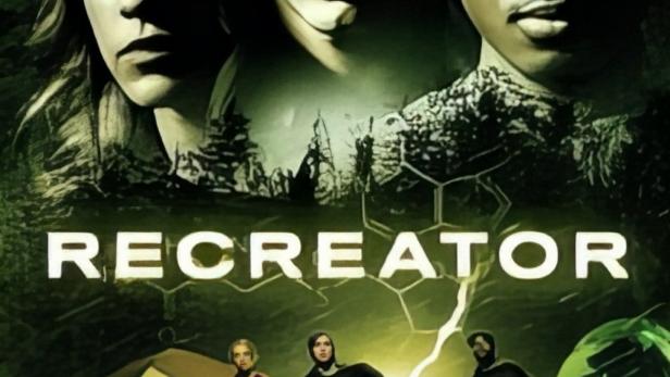 Das Filmplakat für „Recreator“ zeigt drei Personen, die vor einem Zelt fliehen, während drei Gesichter im Hintergrund zu sehen sind.