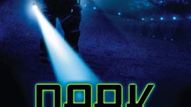 Das Filmplakat für „Dark Descent“ zeigt Dean Cain in einem Raumanzug mit einer Taschenlampe.