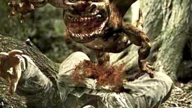 Ein Monster steht über einem toten Mann im Wald, Titel des Films ist „Alien Incursion“.