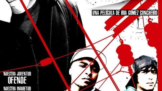 Das Filmplakat für „Asalto al Cine“ zeigt drei junge Männer vor roten Linien.