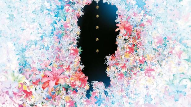 Ein Junge in Schuluniform liegt inmitten von bunten Blumen.