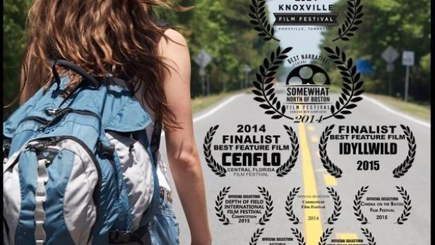 Das Filmplakat für „Our Life in Make Believe“ zeigt eine Frau mit Rucksack auf einer Landstraße.