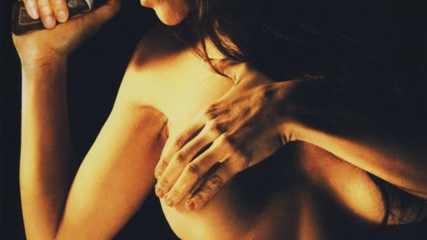 Das Cover des Films „Alexandra's Project“ zeigt eine Frau mit einer Pistole.