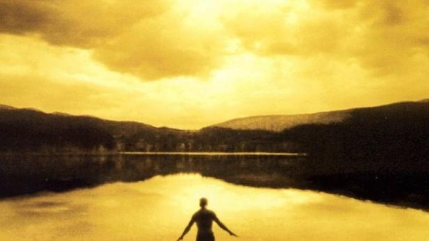 Das Filmplakat für „Deepwater“ zeigt eine Person, die in einem See steht.