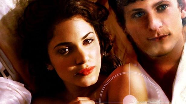 Das Filmplakat für „Cherry Crush“ zeigt eine Frau und einen Mann im Bett.