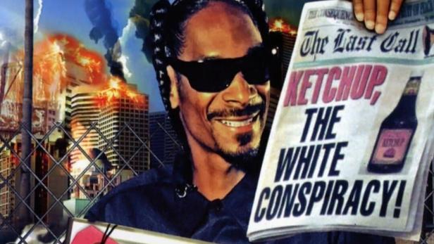 Snoop Dogg hält eine Zeitung mit der Schlagzeile „Ketchup, die weiße Verschwörung!“ vor dem Hintergrund der L.A. Riots.