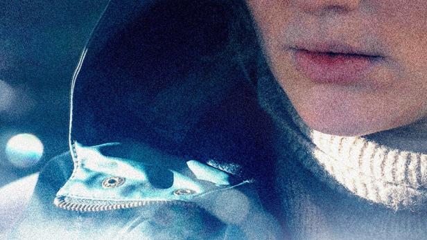 Das Filmplakat für „Jackpot“ zeigt eine Frau im Auto hinter einer zerbrochenen Windschutzscheibe.