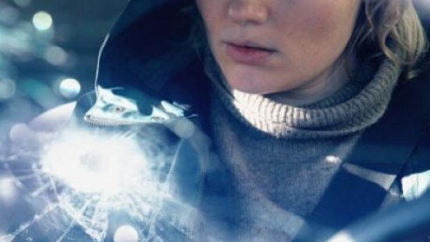 Das Filmplakat für „Jackpot“ zeigt Rosalie Thomass hinter einer zerbrochenen Windschutzscheibe.