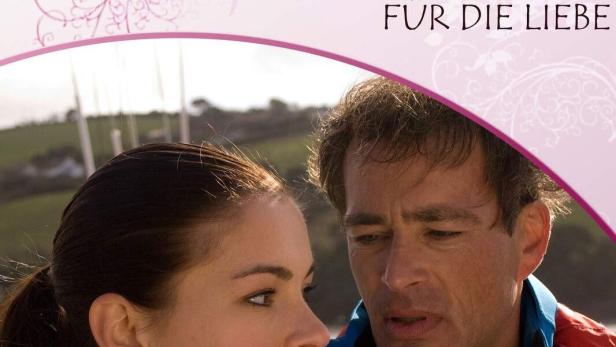 Das Filmplakat zu „Rosamunde Pilcher – Im Zweifel für die Liebe“ zeigt ein Paar in maritimer Umgebung.