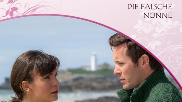 Ein Mann und eine Frau am Strand, im Hintergrund ein Leuchtturm, möglicherweise eine Szene aus „Rosamunde Pilcher: Die falsche Nonne“.