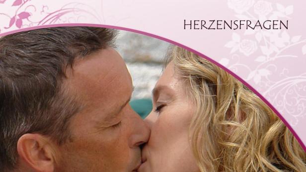 Ein Paar küsst sich vor dem Hintergrund des Rosamunde Pilcher Films „Herzensfragen“.