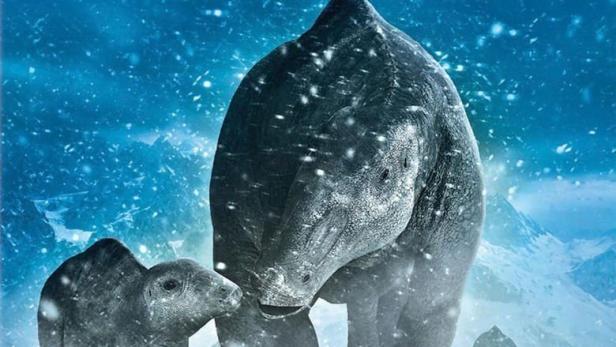 Das Filmplakat zu „March of the Dinosaurs“ zeigt eine Dinosaurierherde im Schnee.