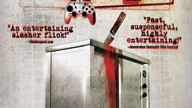 Das Filmplakat für „Deadly Game“ zeigt einen blutigen Schrank mit einem Messer und einem Gamecontroller.