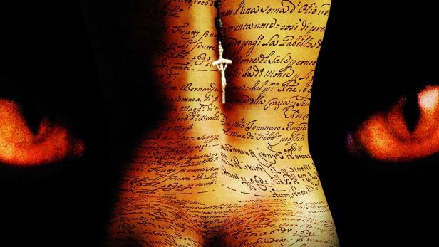 Das Filmplakat für „Cup of My Blood“ zeigt einen Oberkörper mit aufgemalten Schriftzeichen und einem Rosenkranz.