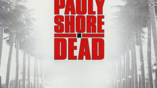 Das Filmplakat für „Pauly Shore Is Dead“ zeigt Pauly Shore, der auf einer Straße liegt.