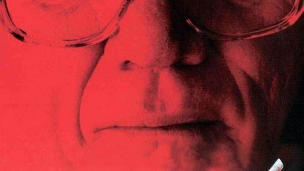 Das Filmplakat für „Evilenko“ zeigt das Gesicht eines Mannes mit Brille vor rotem Hintergrund.