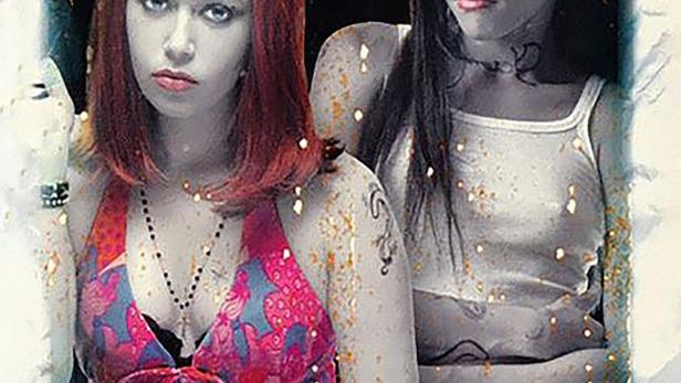 Das Filmplakat für „Freeway 2: Highway to Hell“ zeigt zwei Frauen.