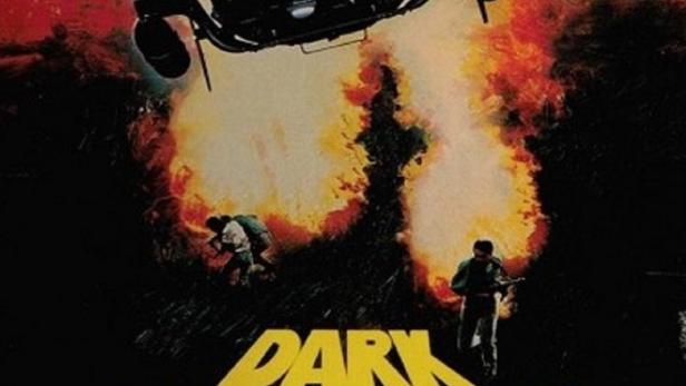 Das Filmplakat für „Dark Mission“ zeigt einen Hubschrauber über zwei Personen vor einem explosiven Hintergrund.