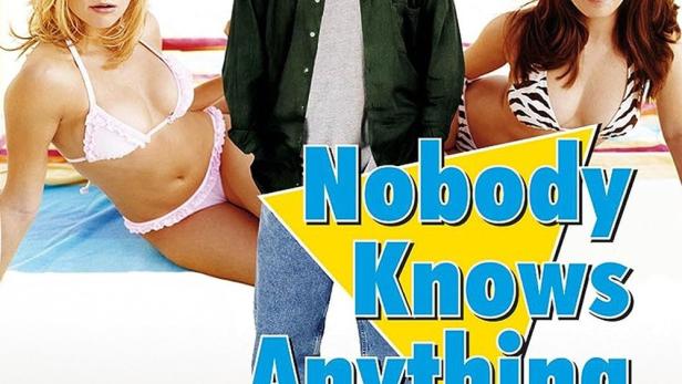 Das Filmplakat zu „Nobody Knows Anything“ zeigt Ben Stiller mit zwei Frauen im Bikini.