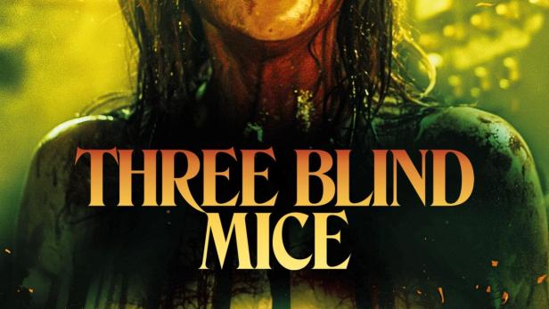 Das Filmplakat für „Three Blind Mice“ zeigt eine verängstigte, blutverschmierte Frau und drei unheimliche Gestalten im Wald.