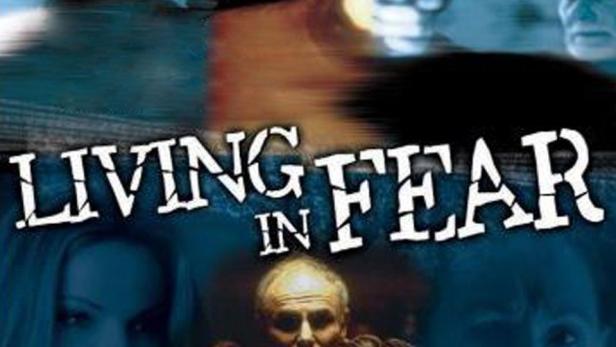 Das Filmplakat für „Living in Fear“ zeigt Williams R. Moses und Marcia Cross.