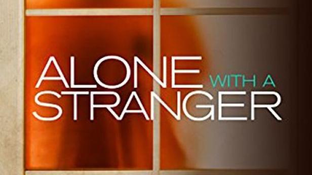 Das Filmplakat für „Alone with a Stranger“ zeigt eine verschwommene Gestalt hinter einer Tür.