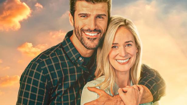 Ein lächelndes Paar umarmt sich vor einem Sonnenuntergang, Titel des Films ist „Forever My Love“.