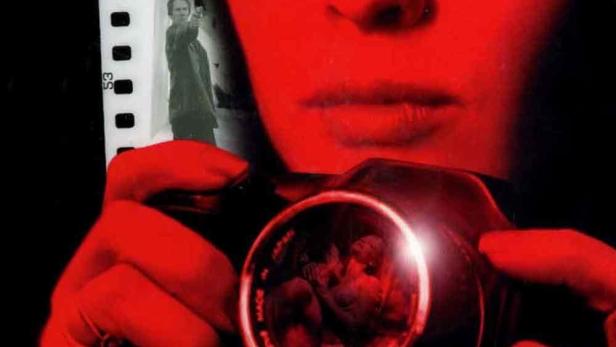 Das Filmplakat für „Striking Poses“ zeigt eine Frau mit einer Kamera und einen Mann mit einer Waffe.