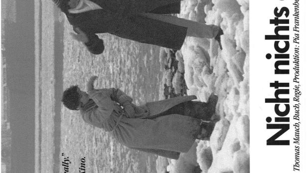 Schwarzweiß-Szene aus dem Film „Nicht nichts ohne Dich“, in der zwei Personen am Ufer stehen.